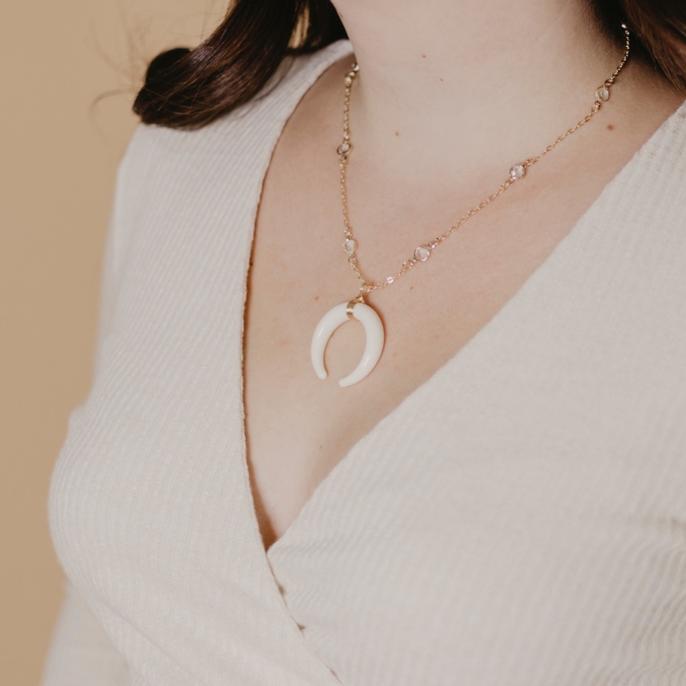 Boho horn pendant gold necklace